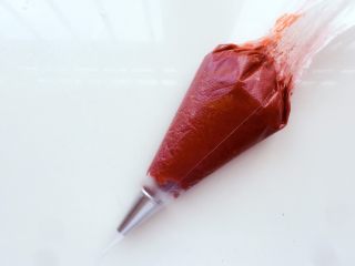 13、#不一样的泡芙#修女泡芙,把面糊倒进裱花袋里（可以拿一个高的杯子撑开裱花袋，这样容易倒面糊）