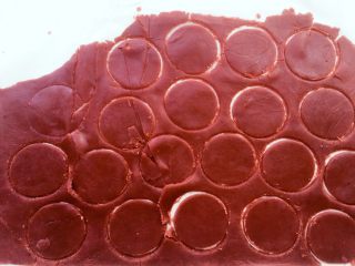 15、#不一样的泡芙#修女泡芙,酥皮拿出，用模具按出圆形薄片