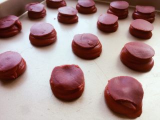 16、#不一样的泡芙#修女泡芙,把酥皮盖在泡芙上