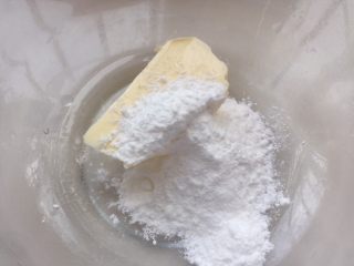 18、#不一样的泡芙#修女泡芙,取一容器，倒入黄油、糖粉打发至发白