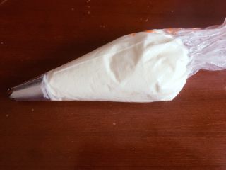 20、#不一样的泡芙#修女泡芙,把奶油霜放进裱花袋里