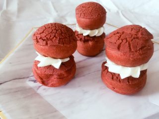 21、#不一样的泡芙#修女泡芙,把奶油霜挤进泡芙，在大泡芙顶上挤出些许奶油霜，再把小泡芙放在上面