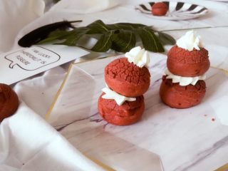 22、#不一样的泡芙#修女泡芙,最后在顶上挤上小花即可