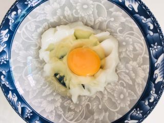 2、全麦香葱饼干,鸡蛋和猪油混合。