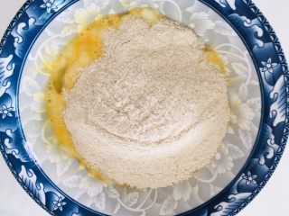 4、全麦香葱饼干,倒入全麦面粉。