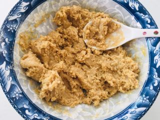 5、全麦香葱饼干,搅拌均匀。