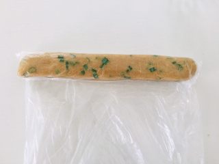 9、全麦香葱饼干,搓成长条。
