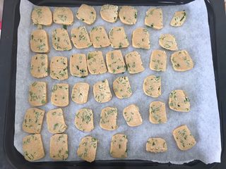 12、全麦香葱饼干,放入烤盘。