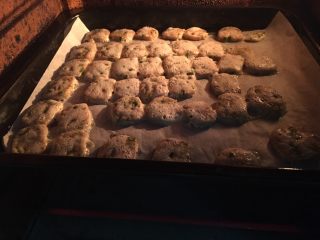 15、全麦香葱饼干,中途冒油脂。