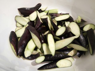 2、家常地三鲜,茄子切成滚刀块