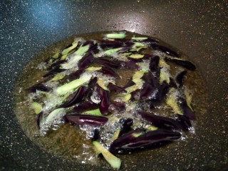 9、家常地三鲜,茄子也过一下油，大概10几秒就可以，