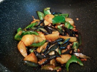 11、家常地三鲜,再放灯椒翻炒一下，加生抽调味，