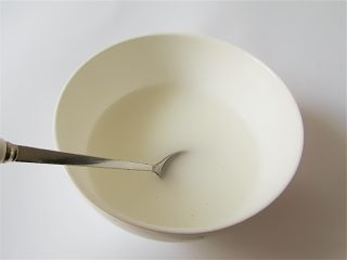 5、荠菜肉末豆腐羹,适量淀粉加入水调匀,水不用太多