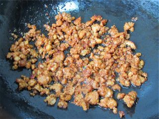 6、荠菜肉末豆腐羹,热锅热油,爆炒肉末,喜欢颜色深的可以再加几滴老抽炒至肉末收汁