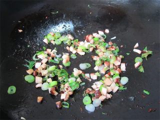 7、荠菜肉末豆腐羹,另起一锅,预热加入几滴油,将香菇和葱花倒入煸炒出香味