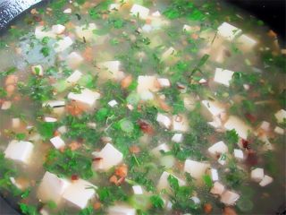 9、荠菜肉末豆腐羹,烧开后撒入荠菜和肉末搅拌开来