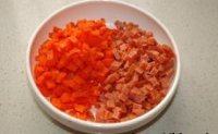 1、蛋包饭,去皮胡萝卜和火腿肠一起切细