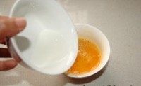 9、蛋包饭,取少许淀粉加清水淀匀倒入蛋液中，拌匀