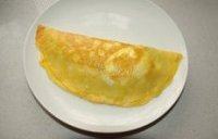 12、蛋包饭,将蛋皮对折，整好形，将边缘压紧，略煎定型出锅即可