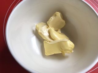 1、法式抹茶莎布雷酥球,无盐发酵黄油一定要软化到位，我的基本是膏状。