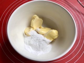 2、法式抹茶莎布雷酥球,加入糖粉。