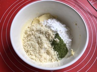 4、法式抹茶莎布雷酥球,加入过筛的低粉，玉米淀粉，抹茶粉，杏仁粉。