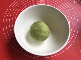 5、法式抹茶莎布雷酥球,也是碾拌，最后和成光滑的面团，烤箱预热160度。