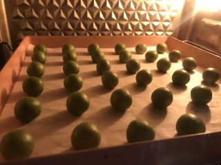 7、法式抹茶莎布雷酥球,放入预热好的烤箱160度16分钟。