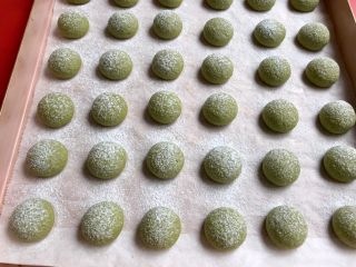 11、法式抹茶莎布雷酥球,晾凉后撒糖粉。