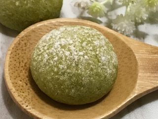 15、法式抹茶莎布雷酥球,来个特写。