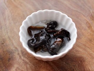 2、海虾芸豆木耳时蔬便当,木耳洗净泡发好。