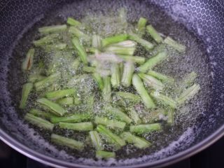 3、海虾芸豆木耳时蔬便当,把白芸豆摘洗干净后，用手掐成段，锅中倒入适量的清水烧开后，把芸豆放入锅中煮熟捞出备用（记住芸豆一定要煮熟哟，没煮熟就吃会引起中毒哟）