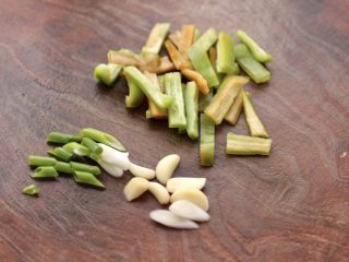 5、海虾芸豆木耳时蔬便当,青椒去籽后切成条，葱切碎蒜切成薄片。