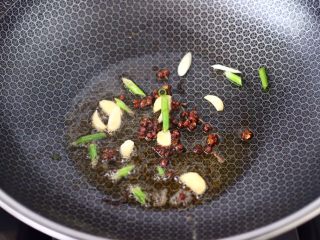 6、海虾芸豆木耳时蔬便当,煎虾的油烧热后，炸香花椒，再爆香葱蒜。