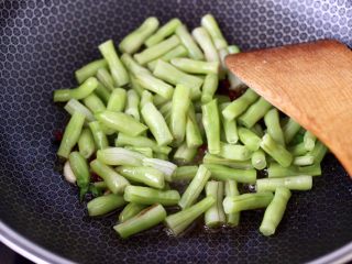 7、海虾芸豆木耳时蔬便当,放入煮熟的芸豆，大火快速翻炒片刻。
