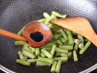 10、海虾芸豆木耳时蔬便当,加入生抽调味调色。