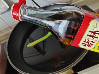 3、懒人排骨焖饭,料酒煮开