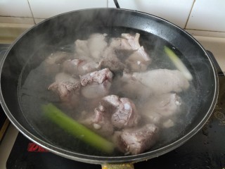 4、懒人排骨焖饭,放入排骨焯出血沫