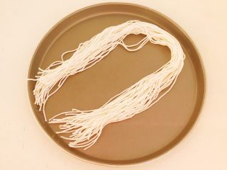 2、蜜豆糯米粽子,没有买到马莲，只好用线绳了，把线绳剪成40㎝长的小段