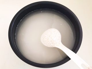 4、蜜豆糯米粽子,把糯米清洗干净，加入冷水浸泡12小时左右，冷水是糯米的3倍