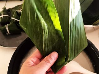 11、蜜豆糯米粽子,再把右边向中间折过来