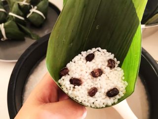 16、蜜豆糯米粽子,再加入几粒蜜豆