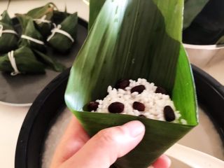 17、蜜豆糯米粽子,把粽子叶的短边整理平整