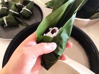 18、蜜豆糯米粽子,把粽子叶的左边向中间折