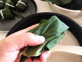 20、蜜豆糯米粽子,再把上面折过来，一个粽子就包好了