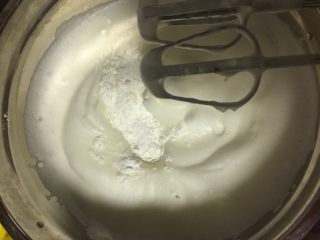 3、肉松小贝,然后分3次加入糖粉，用打蛋器打发，每次鱼眼变小变细腻时加入糖粉，最后一次加入糖粉连同生粉加入打发至蛋白硬性发泡