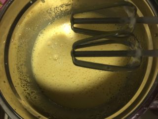 5、肉松小贝,蛋黄加入植物油用打蛋器打至蛋黄稍微发白，然后倒入纯牛奶用打蛋器搅拌均匀