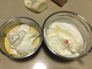 7、肉松小贝,取1/2蛋白霜到面糊中，用刮刀十字划拌均匀