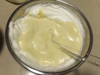 8、肉松小贝,将划拌好的面糊倒入剩余蛋白霜中，划拌均匀