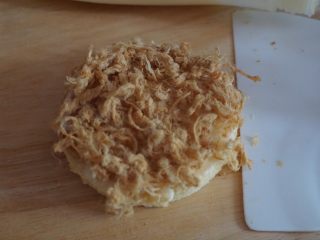 13、肉松小贝,然后均匀的撒上肉松，再在肉松上挤入沙拉酱